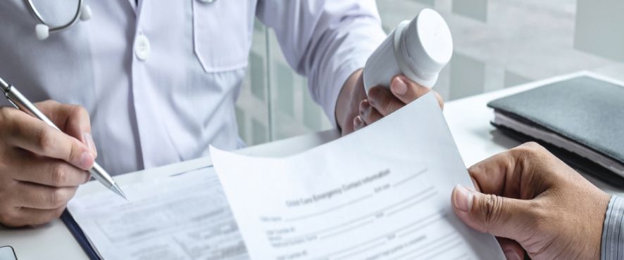 Medico prescrive farmaco a paziente 