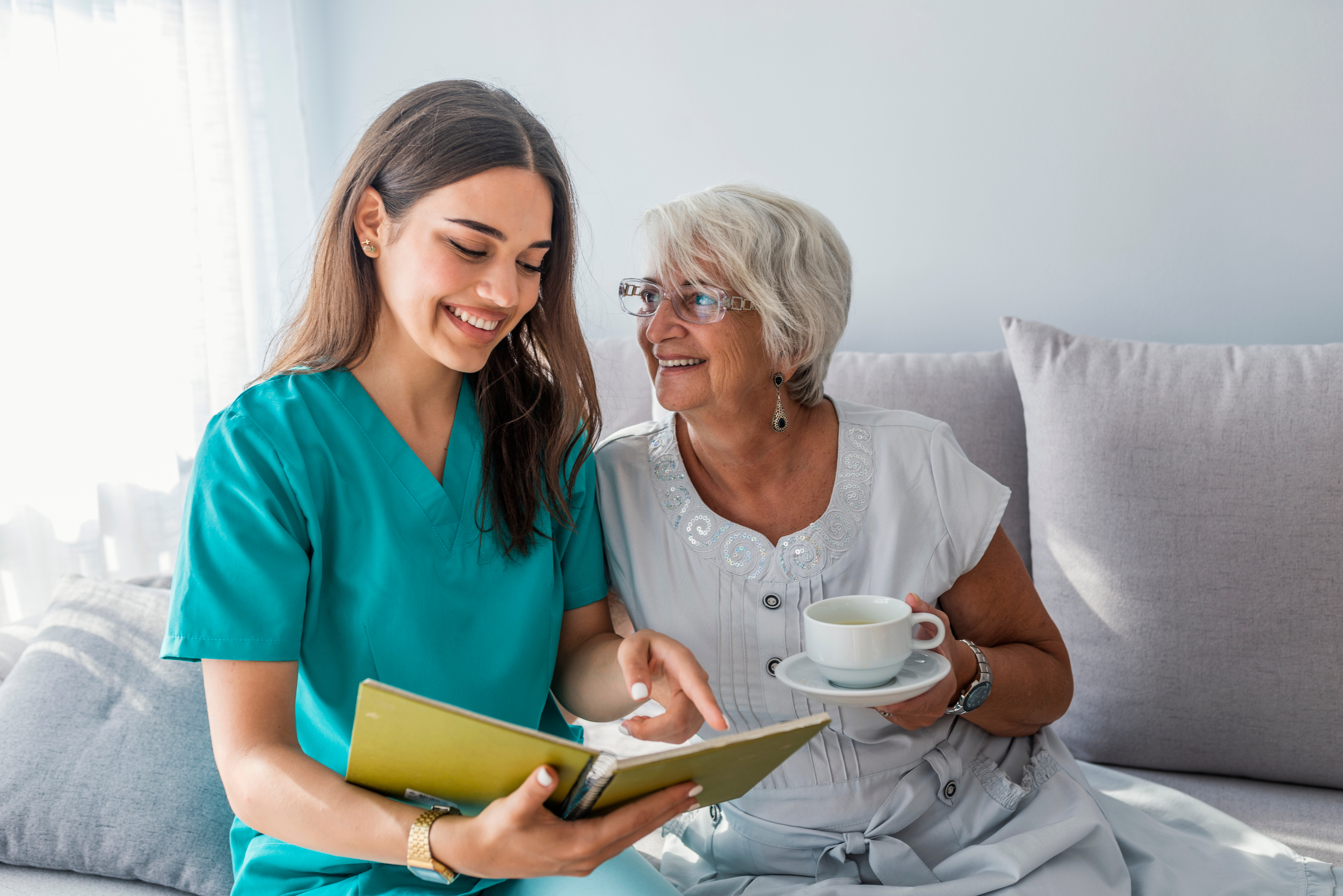 Caregiver che aiuta una paziente