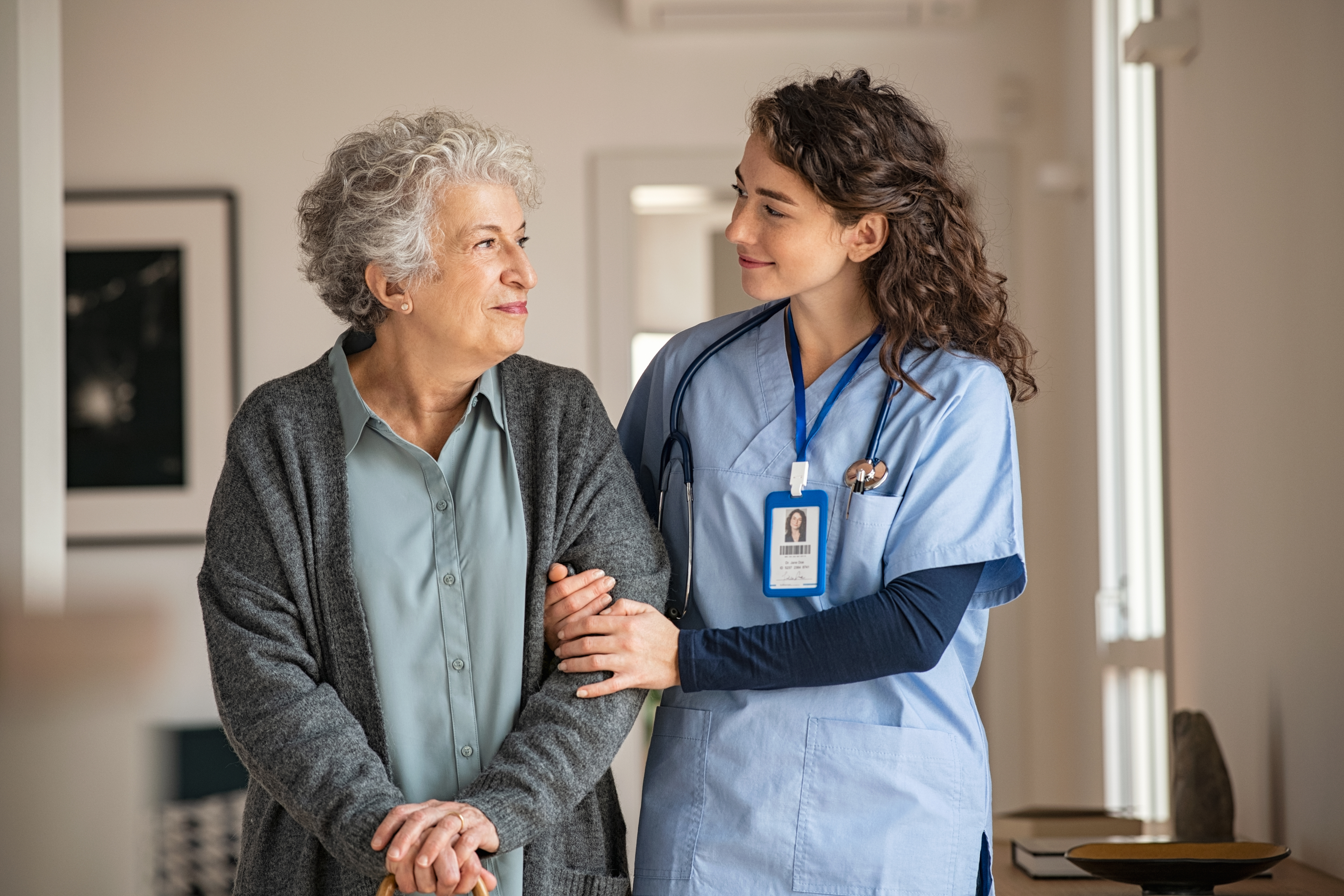 Caregiver che aiuta una paziente