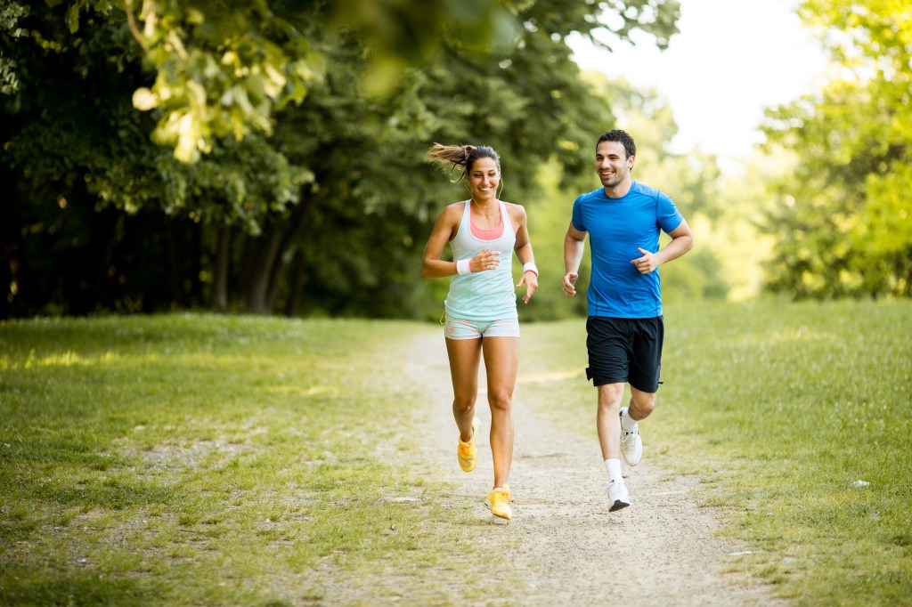 Persone che corrono in un parco