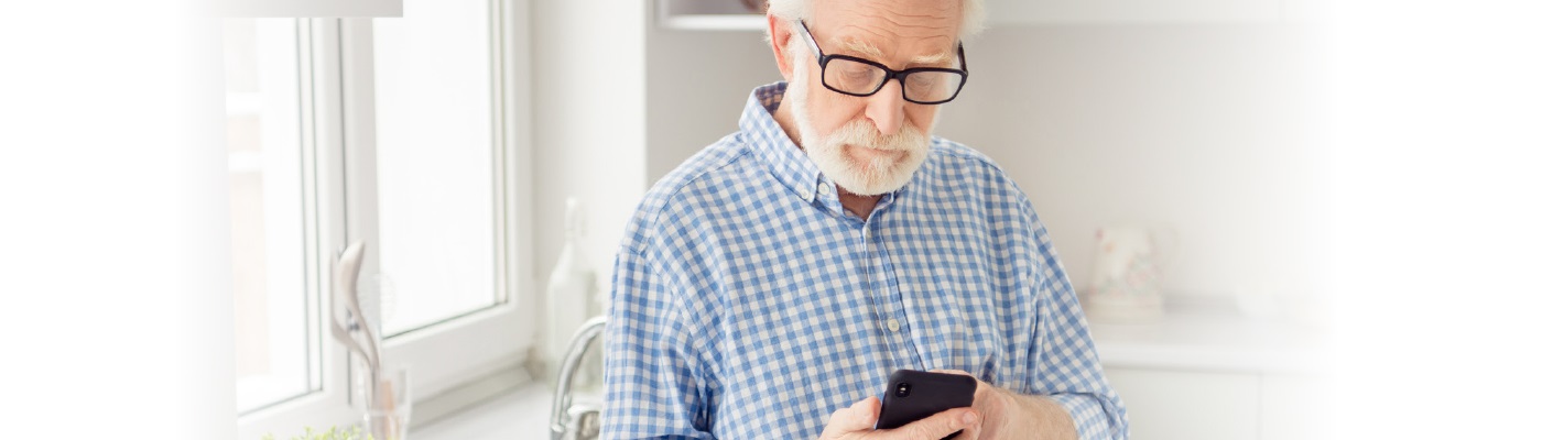 Signore che guarda un telefonino