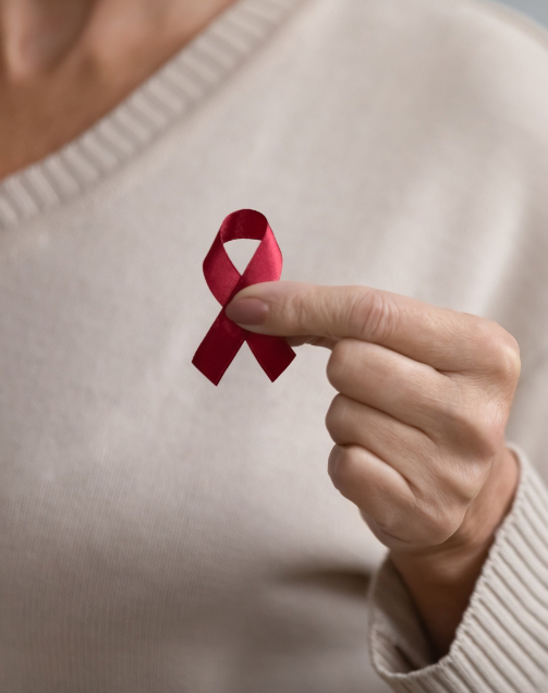 HIV virus  Donna che tiene un fiocco rosso