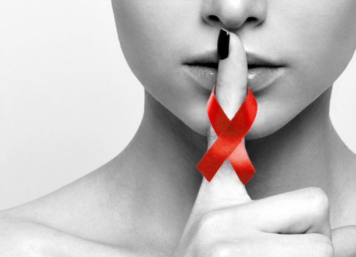 HIV virus donna con dito sulla bocca e fiocco rosso