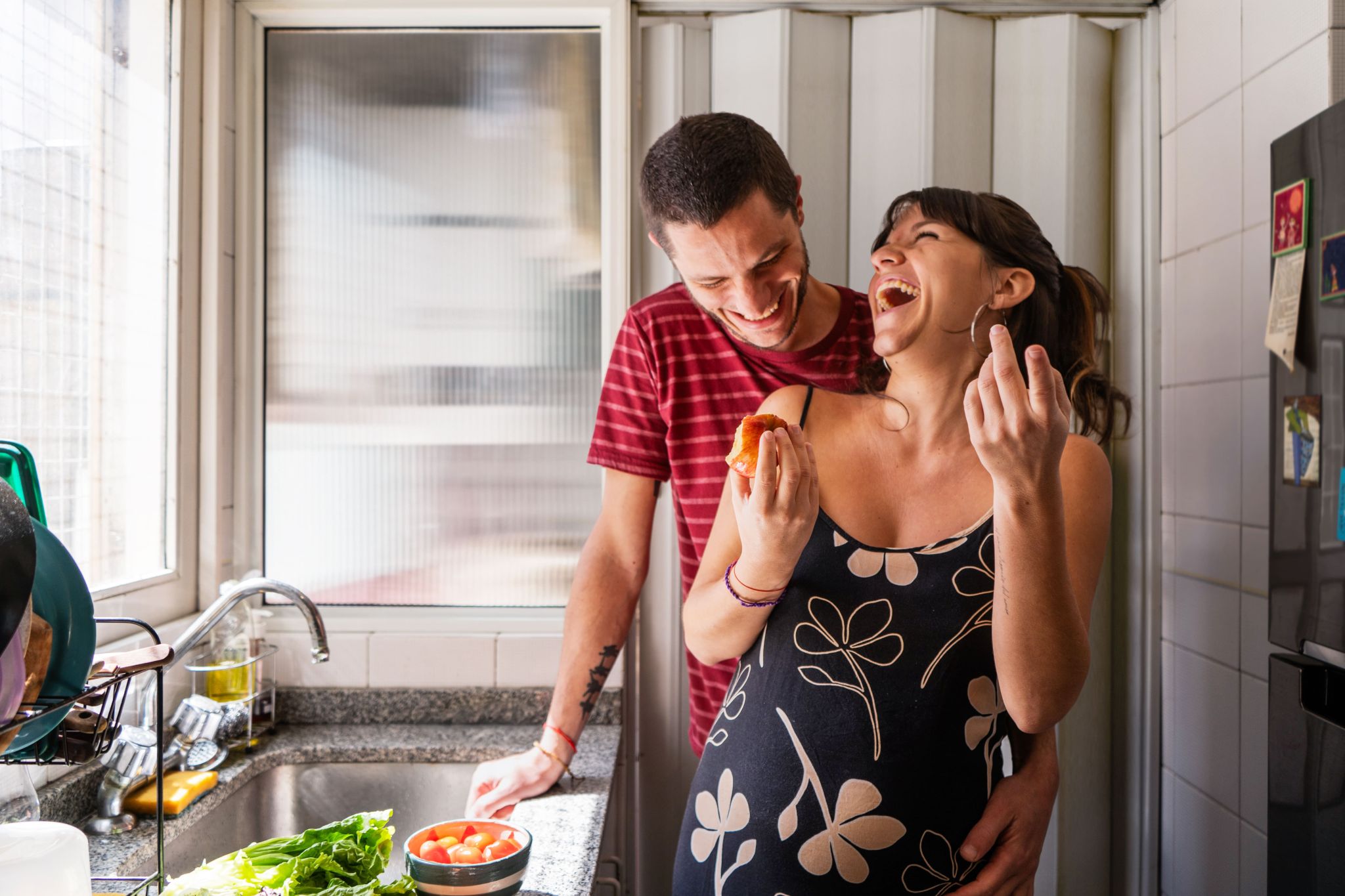 coppia sorridente in cucina