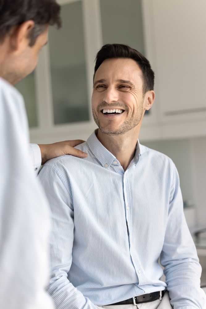 Uomo sorridente