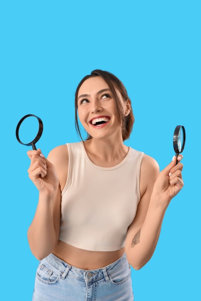 Donna con lenti d'ingrandimento nelle mani